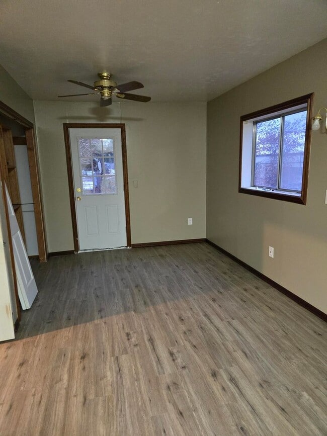 Building Photo - 2 Bedroom 1 Bath Rancher Close to Deer Park