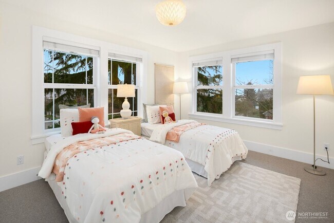 Building Photo - Light-Filled Magnolia Home with Spectacular Northwest Views