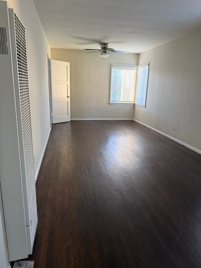 Building Photo - 14812 Magnolia Blvd