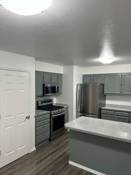 Building Photo - 5865 E Bogard Rd