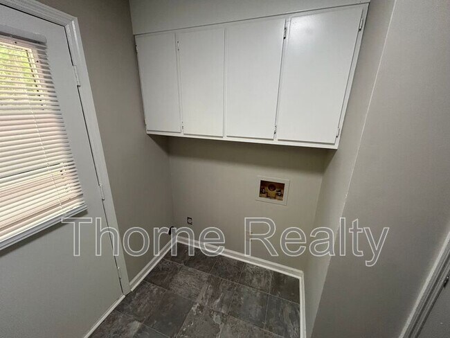 Building Photo - 2265 Sherwood Ave