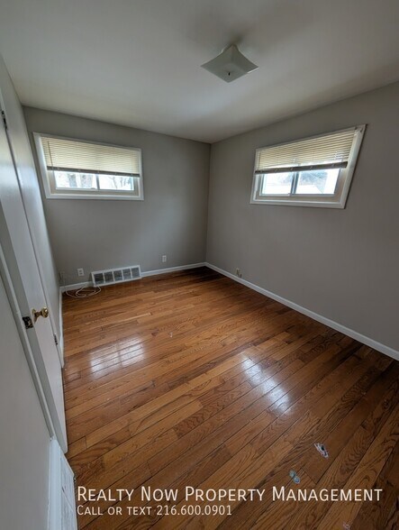 Building Photo - 13604 Oak Park Blvd