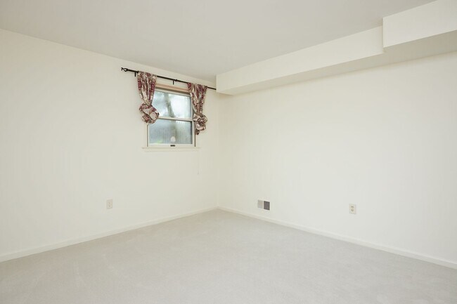 Building Photo - Sparkling and Spacious