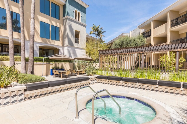 Building Photo - Villa Sofia (Woodman)