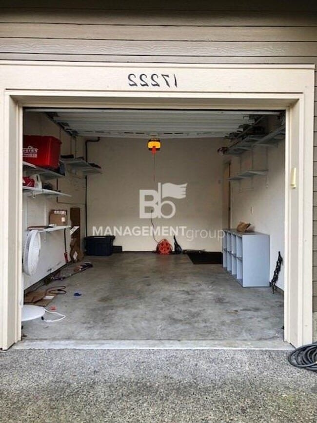 Building Photo - Updated Beaverton Townhome Close to Nike! Private Yard/Patio