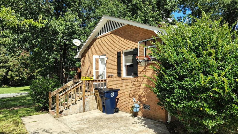 Building Photo - Room in House on Old Monroe Rd