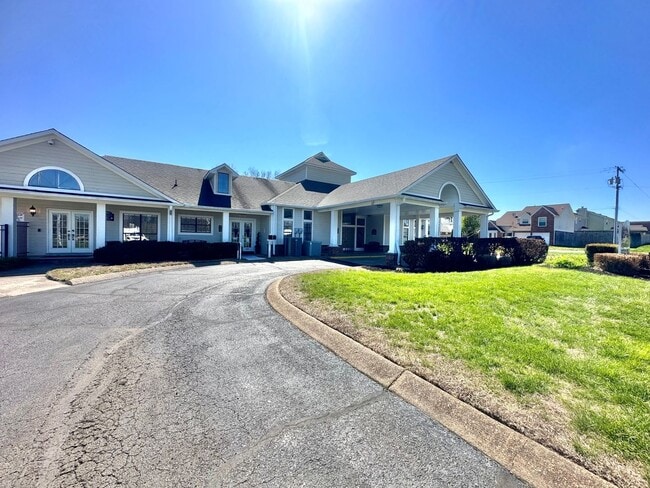 Building Photo - Renovated 3 Bedroom 2 Bath in Hendersonvil...
