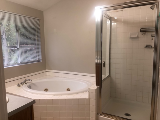 Master bath - 6219 SW 21st Ave