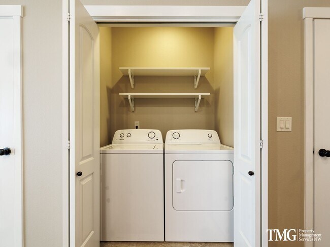 Building Photo - Centrally Located Townhome with Attached Garage & AC