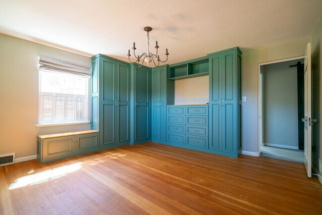 Building Photo - $500 OFF Deposit - Charming 4 Bed, 2/5 Bat...