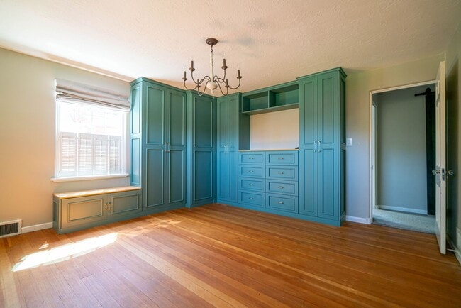 Building Photo - Charming 4 Bed, 2/5 Bath East Bench House