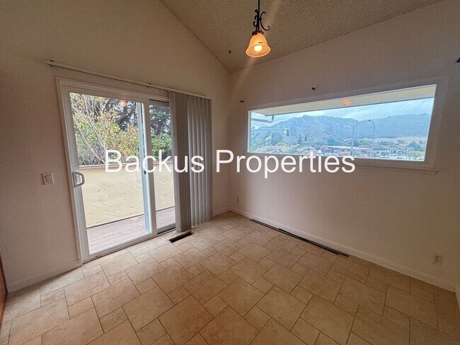 Building Photo - Beautiful three bedroom home in Carmel