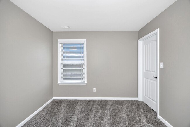 Building Photo - Fresh Paint & New Carpet! 4BR with Fenced Yard