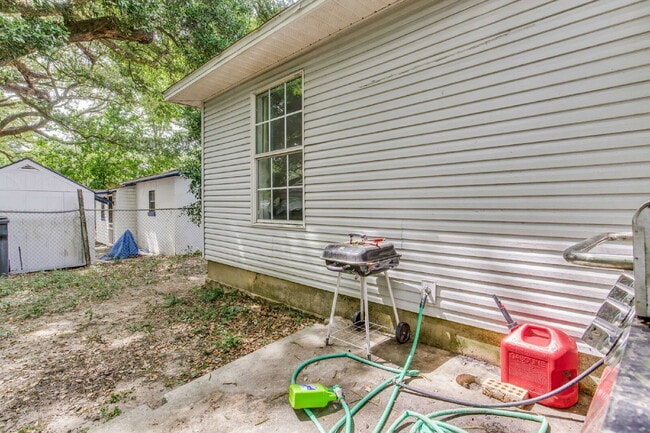 Building Photo - Move-in ready 3-bedroom, 1-bath cottage