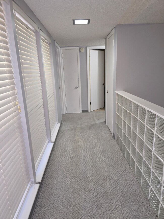 Building Photo - West Knoxville 37923 - 2 bedroom, 2 bath condo - Contact Lisa Vineyard and Shannon Russell (865) ...