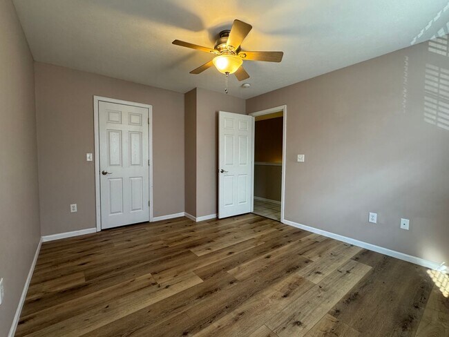 Building Photo - Spacious 2 bedroom 1.5 bath townhouse for ...