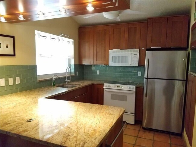 Building Photo - 1159 SE 6th Ct