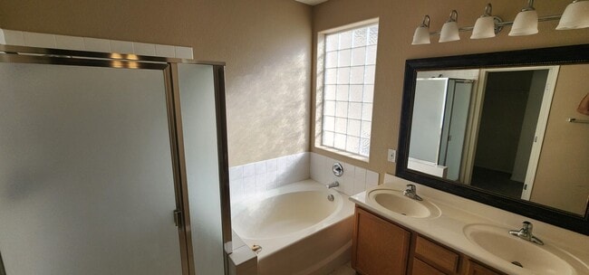 Building Photo - Charming 3 bedroom home with great curb ap...