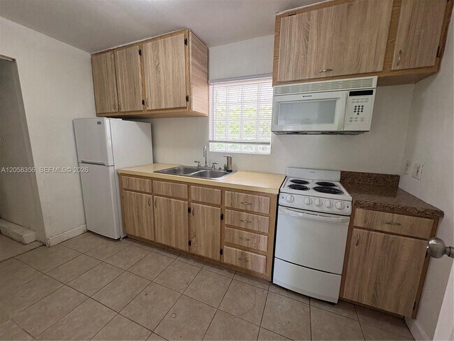 Building Photo - 410 Pinecrest Dr