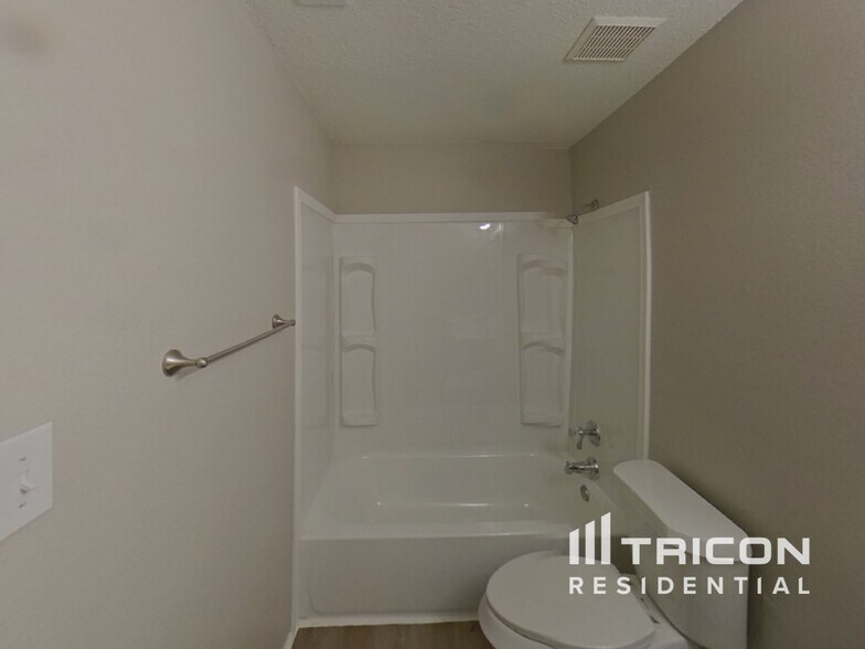 Building Photo - 1420 Deville Cir