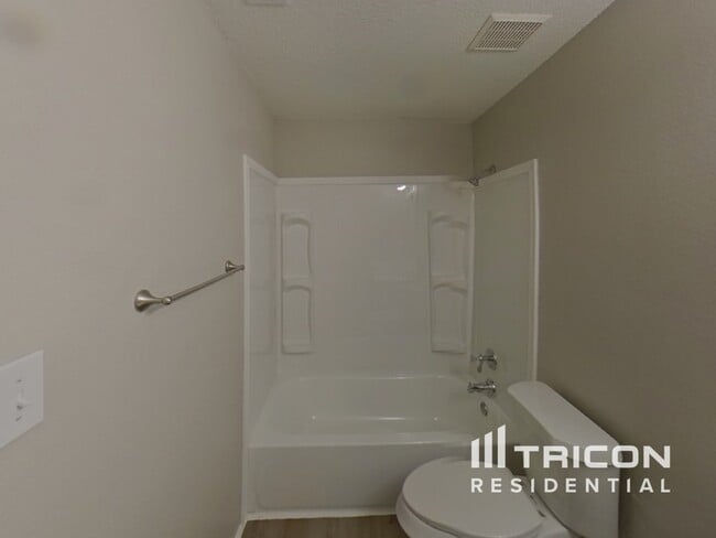 Building Photo - 1420 Deville Cir