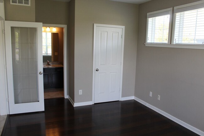 Building Photo - Absolutely Gorgeous 5 BR Estate Home in Br...