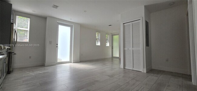 Building Photo - 3823 Thomas Ave