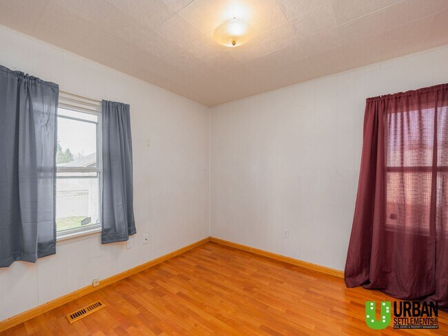 Building Photo - Charming 4-Bedroom Home with Fenced Yard, Garage & Washer/Dryer – North Spokane