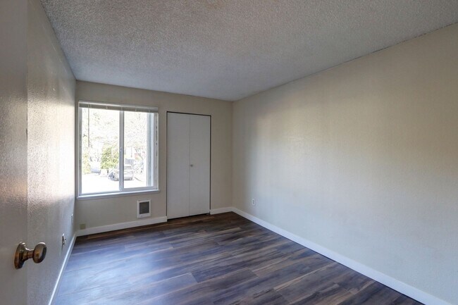 Building Photo - Superb Two Bedroom Renton Condo!  Great Lo...