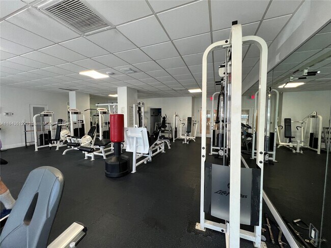 Building Photo - 3140 S Ocean Dr