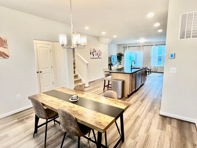 Building Photo - 2209 Swallowtail Ln