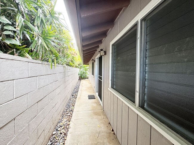 Building Photo - Small Pet Friendly Kailua Apartment with W...