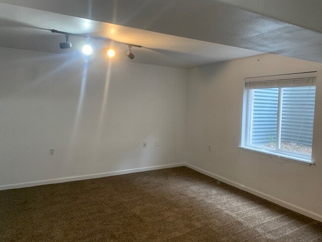 Building Photo - Spacious 4 Bedroom Home