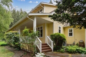 Building Photo - Bainbridge Farm House