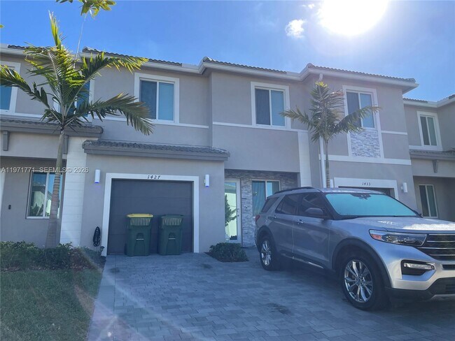 Building Photo - 1427 SE 7th Ter