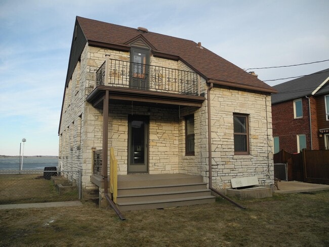Backside - 946 W Shore Dr