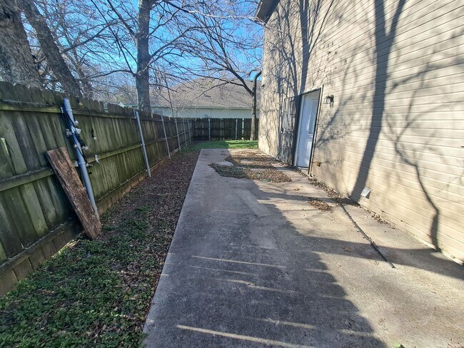 Building Photo - 900 Oakwood Ave