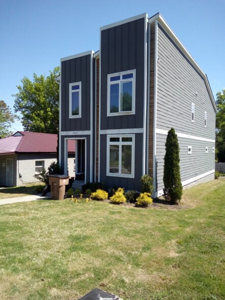 Building Photo - 804 Lena St