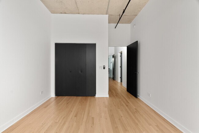 Building Photo - 6 S Laflin St