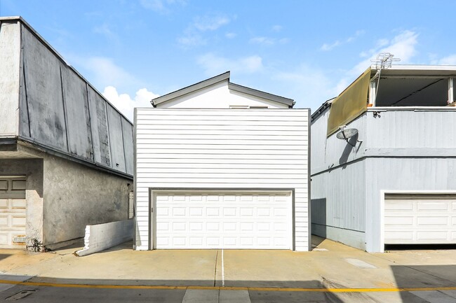 Building Photo - 210 33rd St