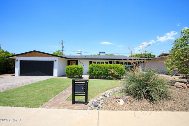Primary Photo - 1028 E Manzanita Dr