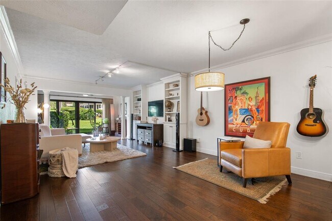 Building Photo - 104 S Interlachen Ave
