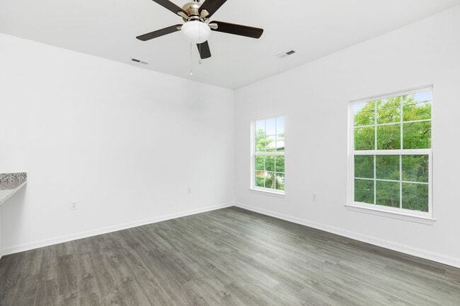 Building Photo - newly renovated property