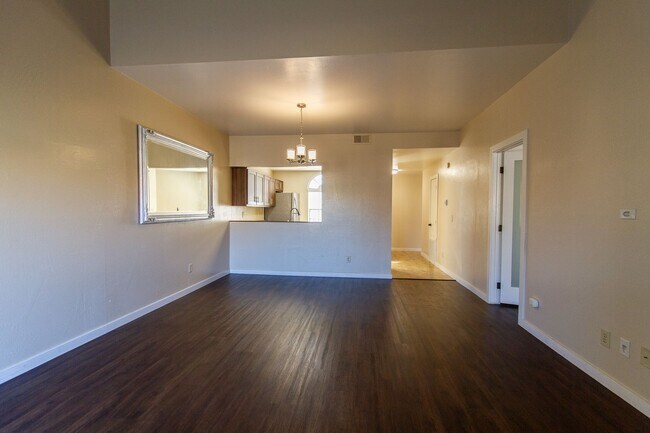 Building Photo - **Charming 2 Bedroom Condo for Rent at Park Centre**