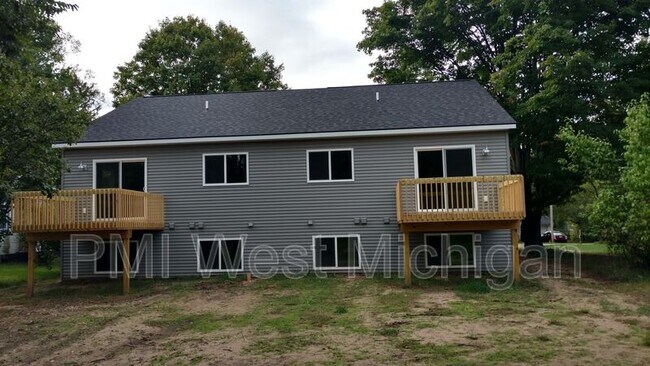 Building Photo - 546 W Elm St