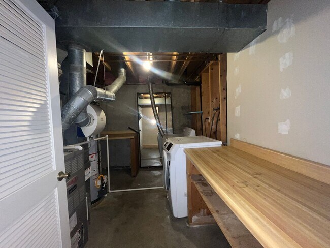 Building Photo - Great Yard, awesome deck, fantastic spot!