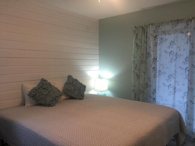 Building Photo - 205 3rd St S