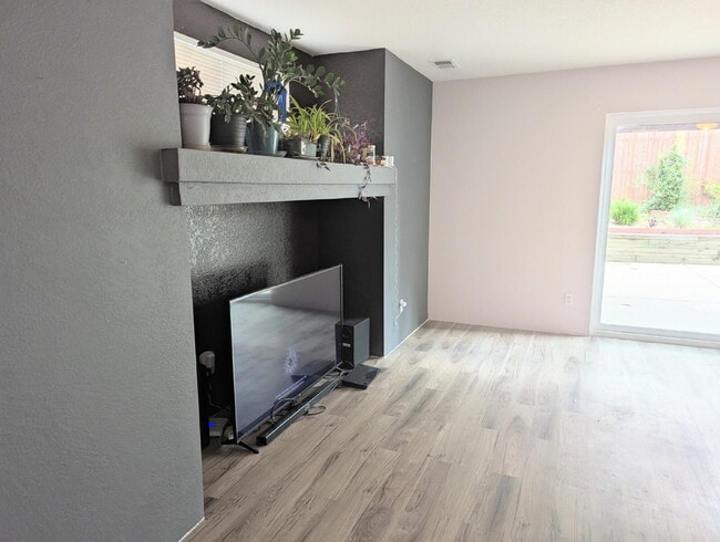 Building Photo - Gorgeous Denver Home - Real Granite Counte...