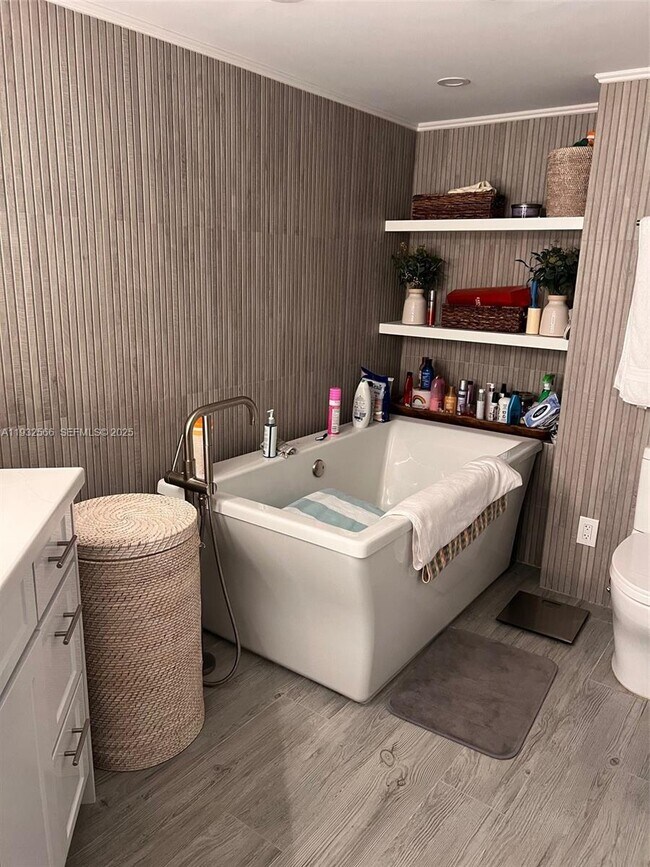 Building Photo - 16711 Collins Ave