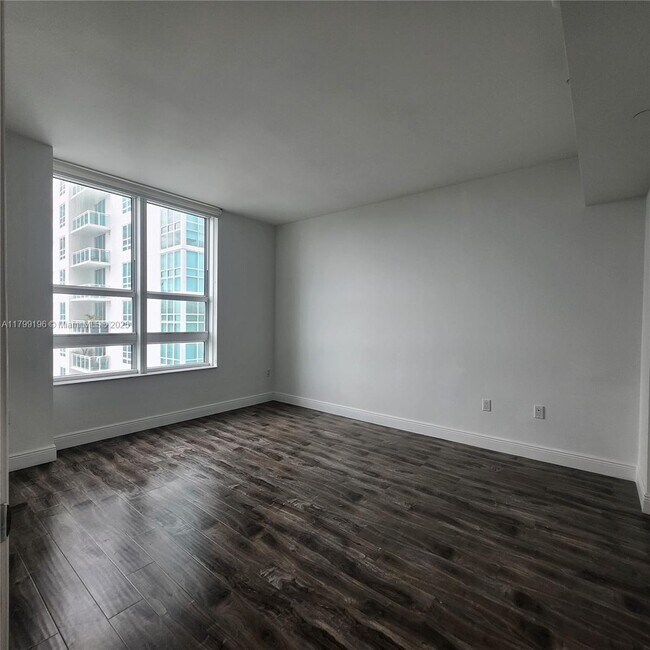 Building Photo - 950 Brickell Bay Dr